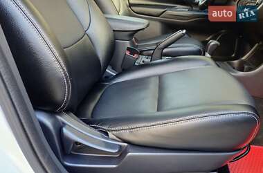 Позашляховик / Кросовер Mitsubishi Outlander 2013 в  фото 70 Позашляховик / Кросовер Mitsubishi Outlander 2013 в