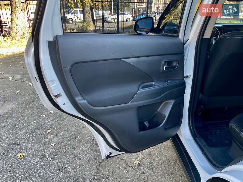Внедорожник / Кроссовер Mitsubishi Outlander 2015 в Киеве фото 31 Внедорожник / Кроссовер Mitsubishi Outlander 2015 в Киеве