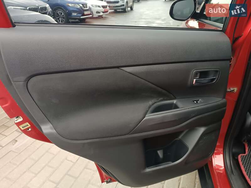 Внедорожник / Кроссовер Mitsubishi Outlander 2015 в Полтаве фото 13 Внедорожник / Кроссовер Mitsubishi Outlander 2015 в Полтаве