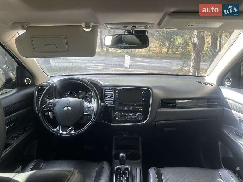 Внедорожник / Кроссовер Mitsubishi Outlander 2016 в Киеве