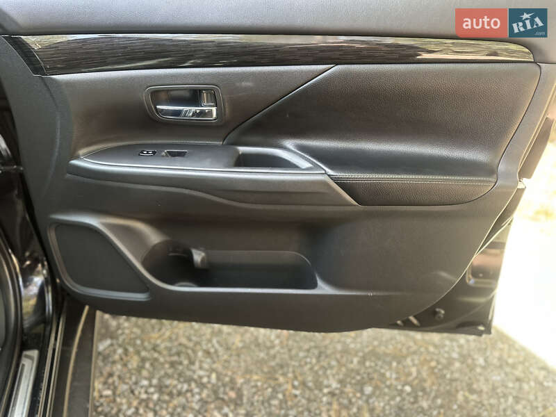 Внедорожник / Кроссовер Mitsubishi Outlander 2016 в Киеве