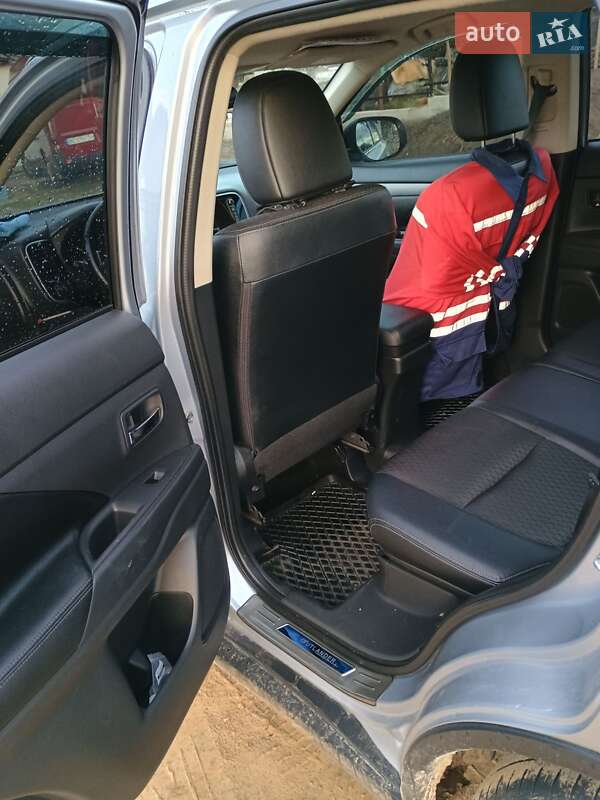Позашляховик / Кросовер Mitsubishi Outlander 2014 в Новояворівську