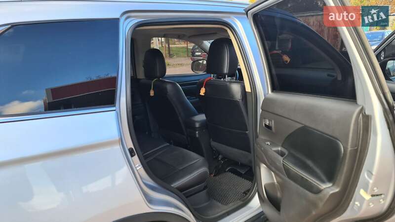 Внедорожник / Кроссовер Mitsubishi Outlander 2016 в Шостке