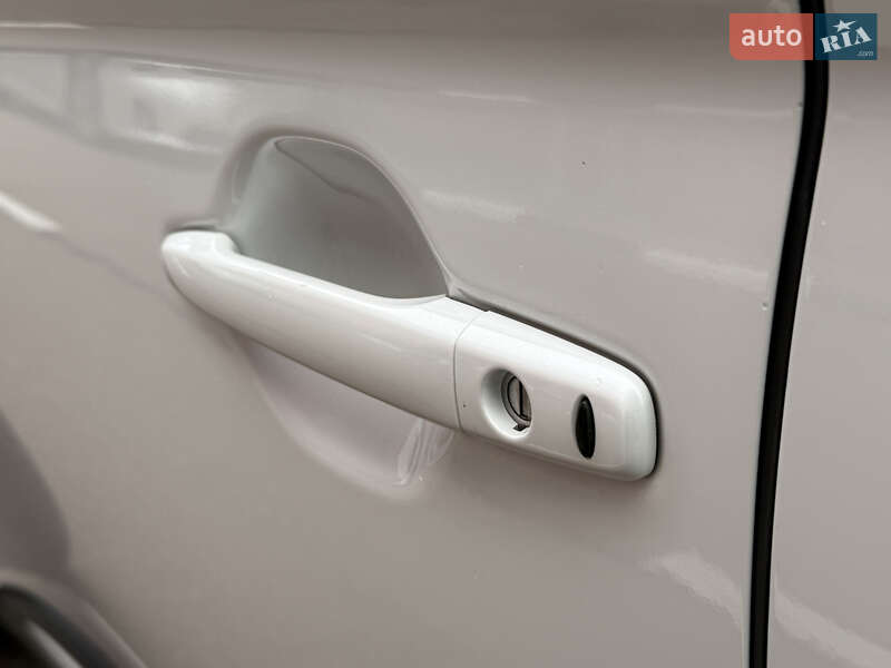 Внедорожник / Кроссовер Mitsubishi Outlander 2015 в Киеве