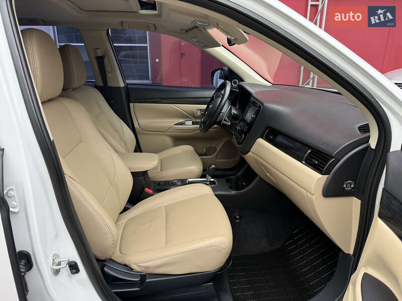 Внедорожник / Кроссовер Mitsubishi Outlander 2015 в Киеве