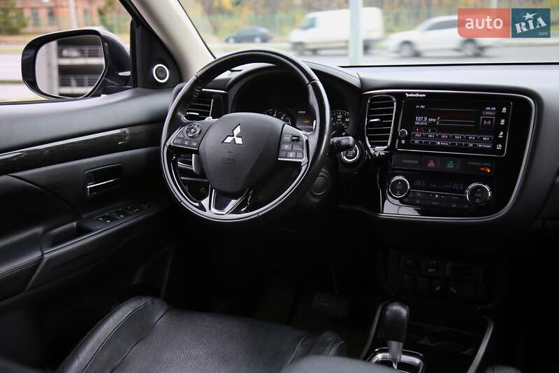 Позашляховик / Кросовер Mitsubishi Outlander 2017 в Харкові