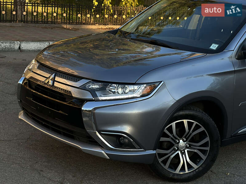 Внедорожник / Кроссовер Mitsubishi Outlander 2017 в Николаеве