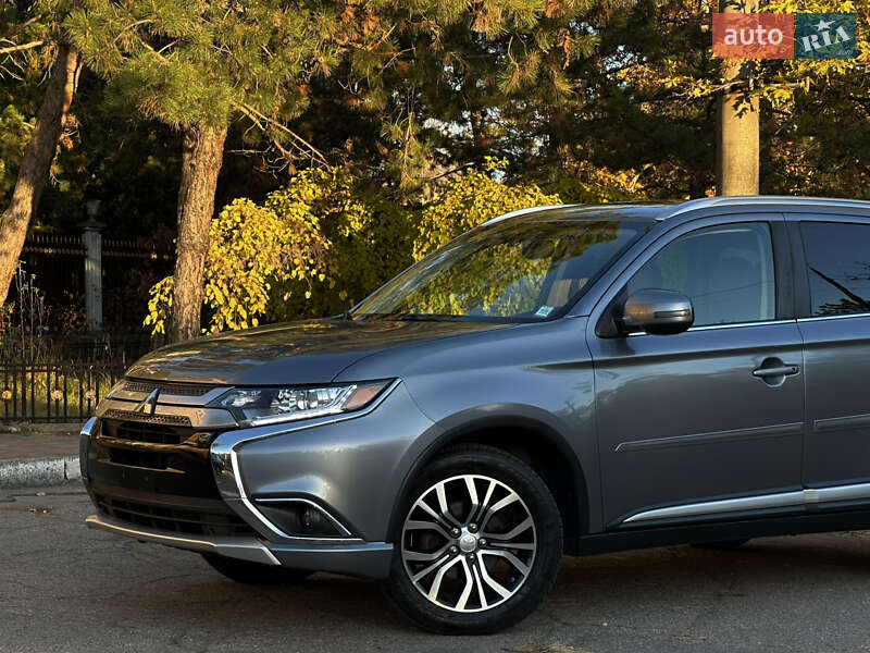 Внедорожник / Кроссовер Mitsubishi Outlander 2017 в Николаеве