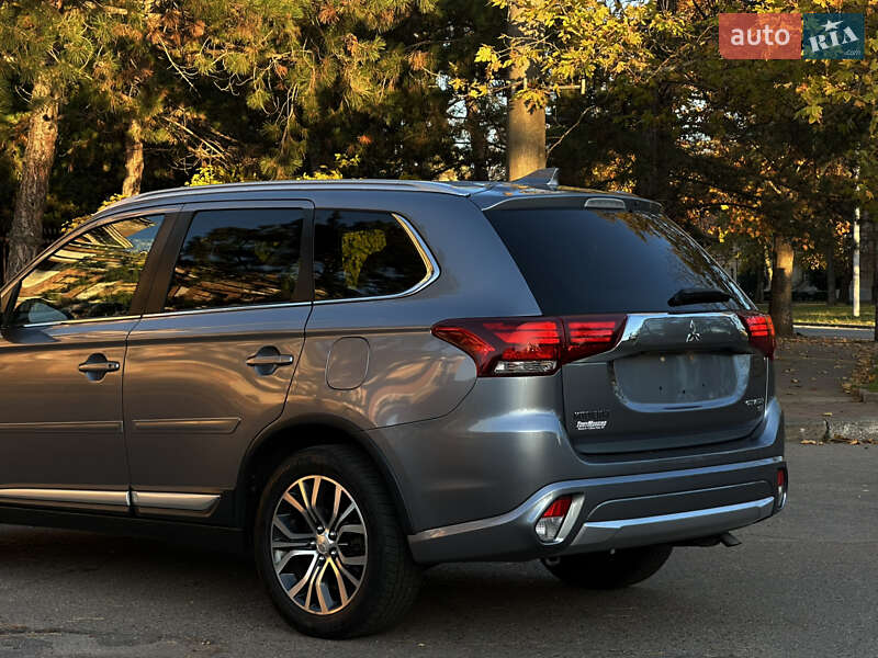 Внедорожник / Кроссовер Mitsubishi Outlander 2017 в Николаеве