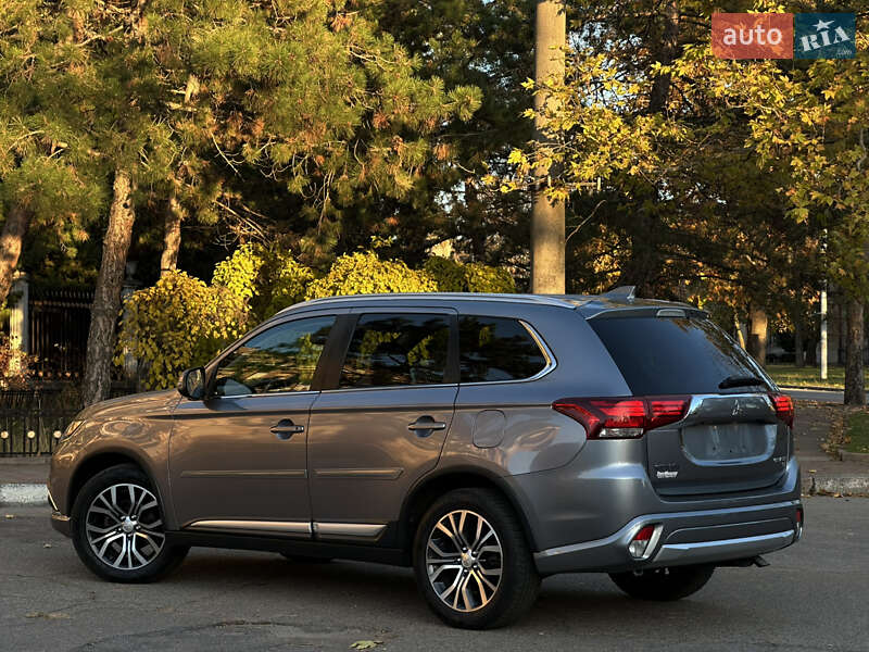 Внедорожник / Кроссовер Mitsubishi Outlander 2017 в Николаеве