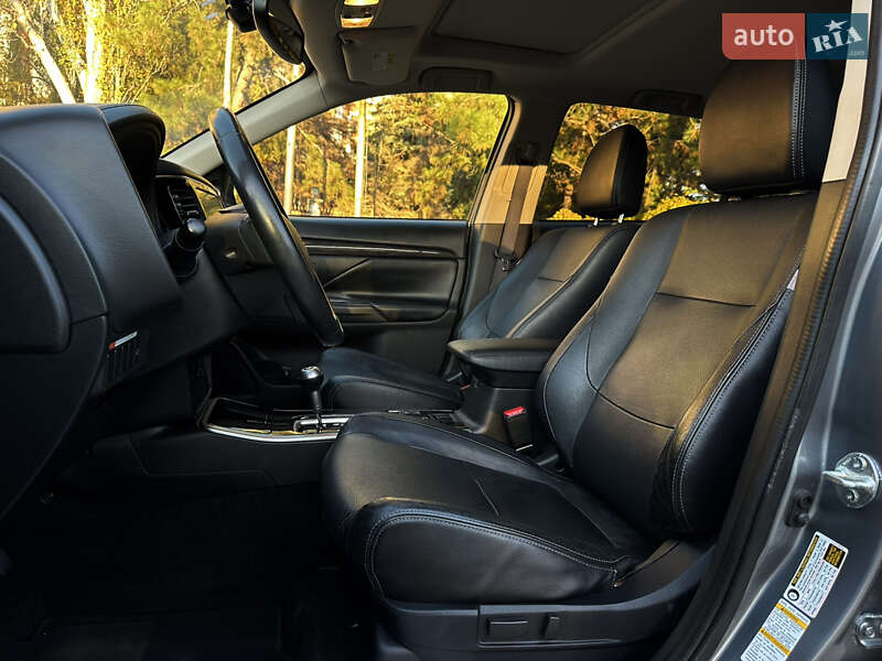 Внедорожник / Кроссовер Mitsubishi Outlander 2017 в Николаеве