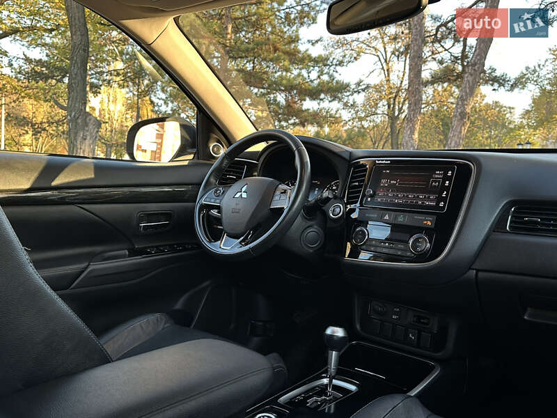 Внедорожник / Кроссовер Mitsubishi Outlander 2017 в Николаеве
