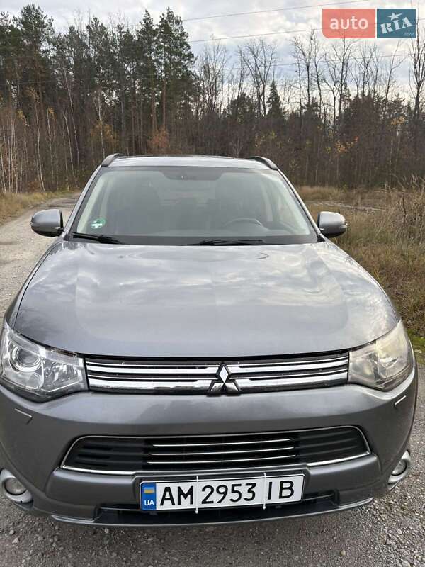 Позашляховик / Кросовер Mitsubishi Outlander 2013 в Звягелі