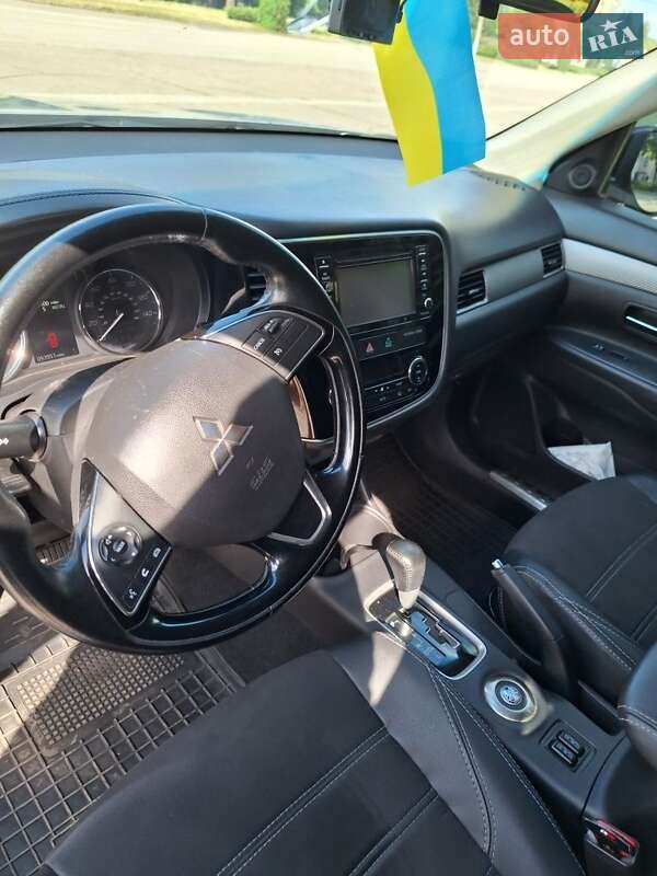 Внедорожник / Кроссовер Mitsubishi Outlander 2015 в Кривом Роге