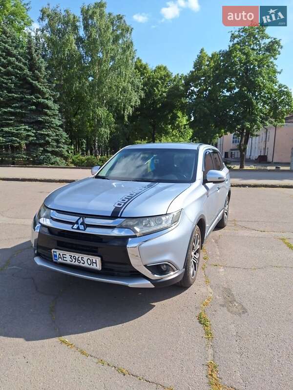 Внедорожник / Кроссовер Mitsubishi Outlander 2015 в Кривом Роге