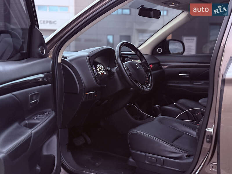 Внедорожник / Кроссовер Mitsubishi Outlander 2016 в Львове фото 16 Внедорожник / Кроссовер Mitsubishi Outlander 2016 в Львове