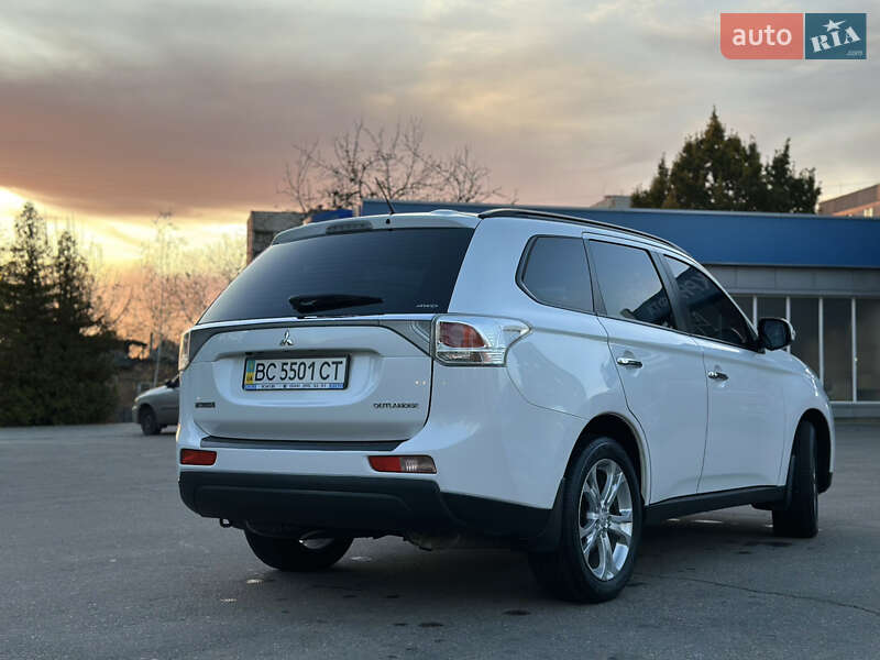 Внедорожник / Кроссовер Mitsubishi Outlander 2012 в Александрие