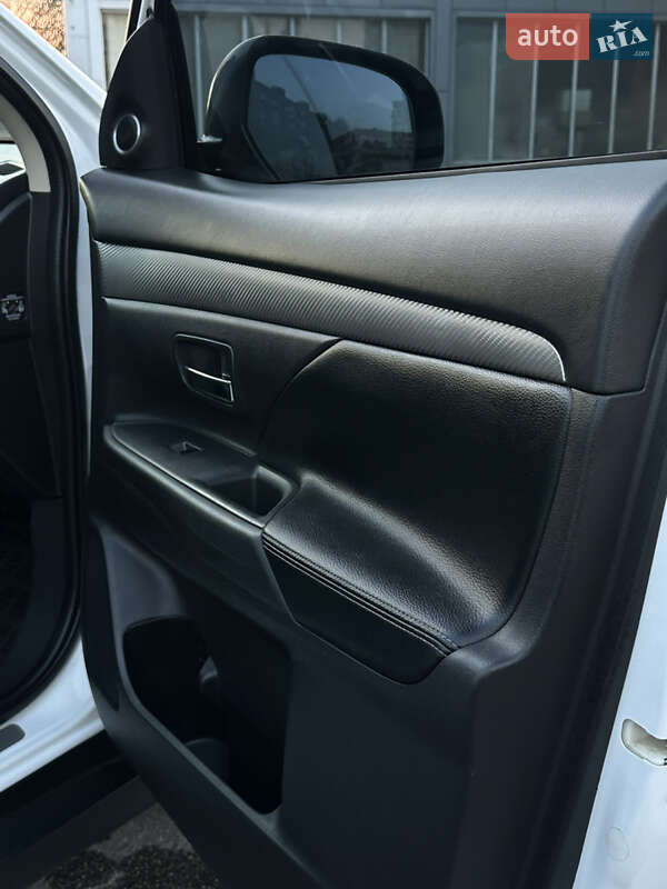 Внедорожник / Кроссовер Mitsubishi Outlander 2012 в Александрие