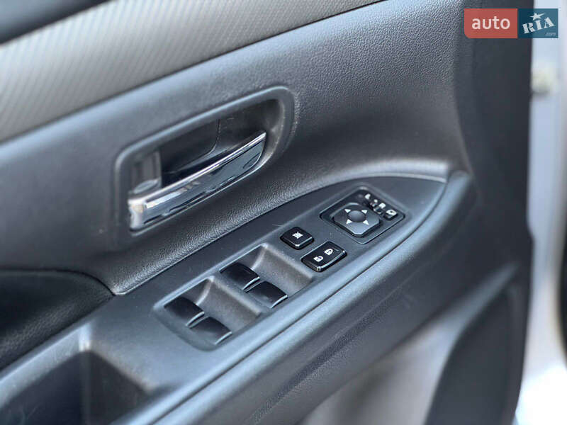 Внедорожник / Кроссовер Mitsubishi Outlander 2012 в Сумах