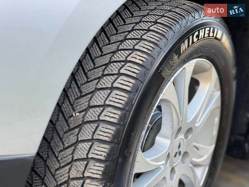 Внедорожник / Кроссовер Mitsubishi Outlander 2012 в Сумах