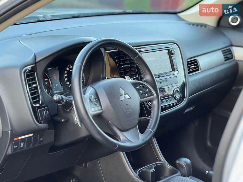 Внедорожник / Кроссовер Mitsubishi Outlander 2012 в Сумах