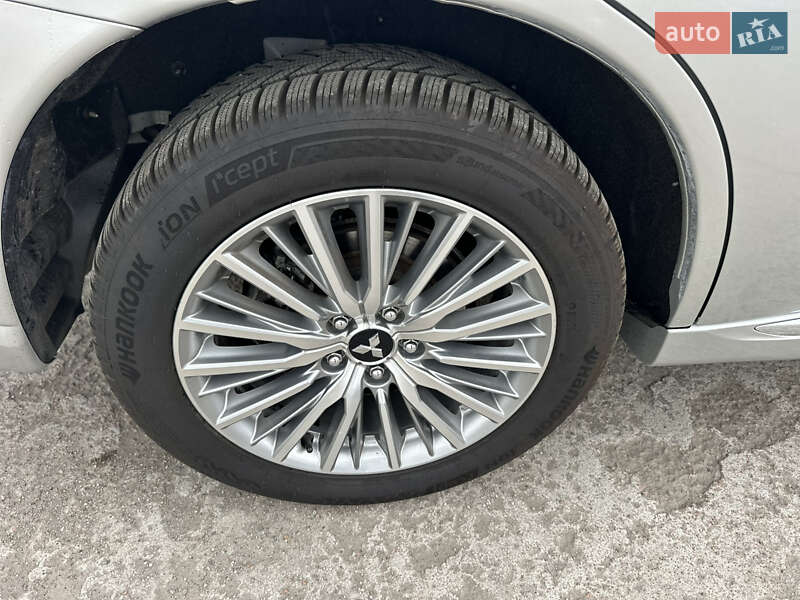 Внедорожник / Кроссовер Mitsubishi Outlander 2020 в Киеве