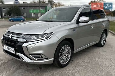 Внедорожник / Кроссовер Mitsubishi Outlander 2020 в Киеве