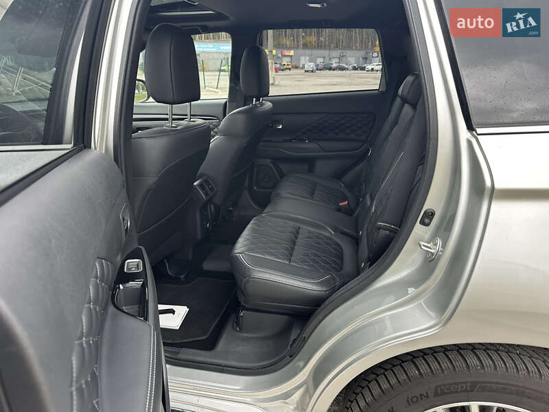 Внедорожник / Кроссовер Mitsubishi Outlander 2020 в Киеве