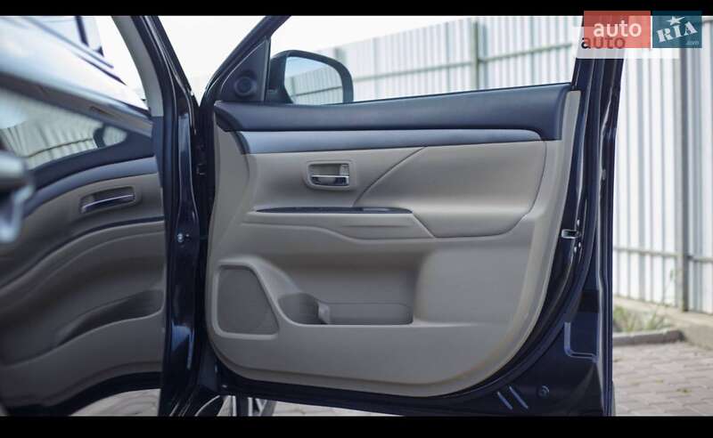 Внедорожник / Кроссовер Mitsubishi Outlander 2015 в Черновцах