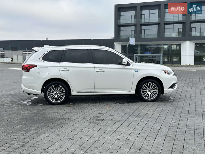 Внедорожник / Кроссовер Mitsubishi Outlander 2021 в Львове
