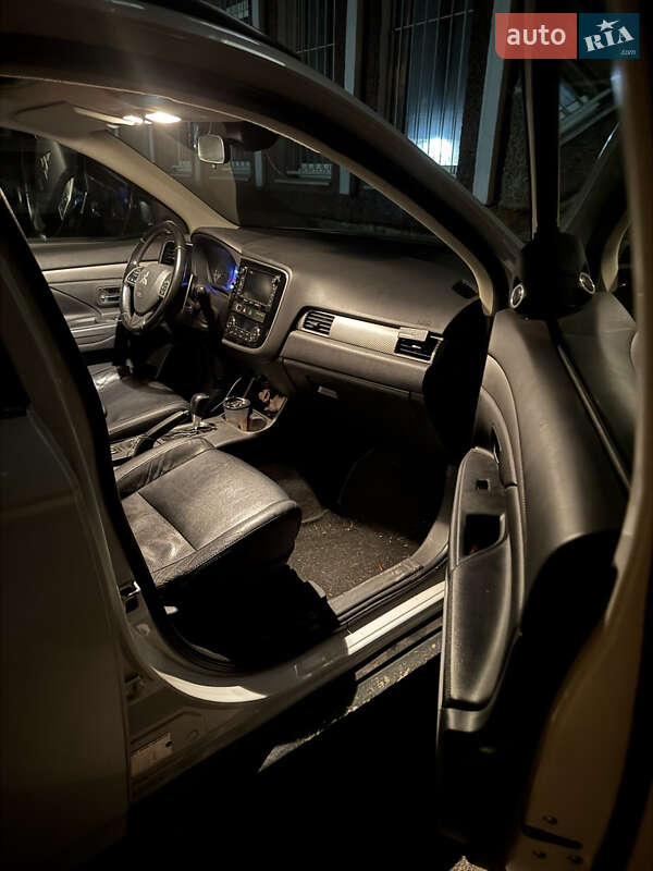 Внедорожник / Кроссовер Mitsubishi Outlander 2012 в Ровно