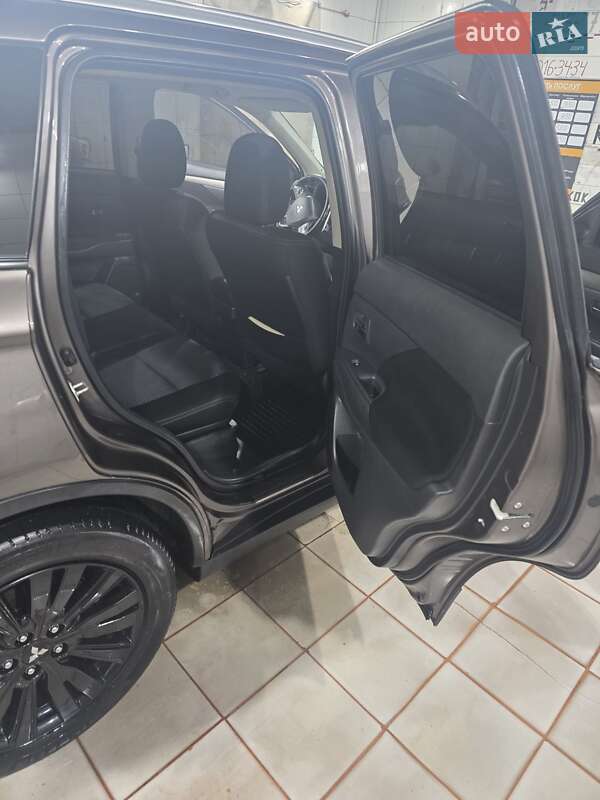 Позашляховик / Кросовер Mitsubishi Outlander 2016 в Львові