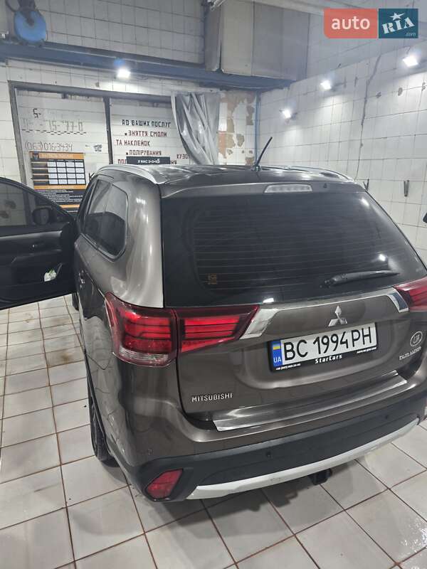 Позашляховик / Кросовер Mitsubishi Outlander 2016 в Львові