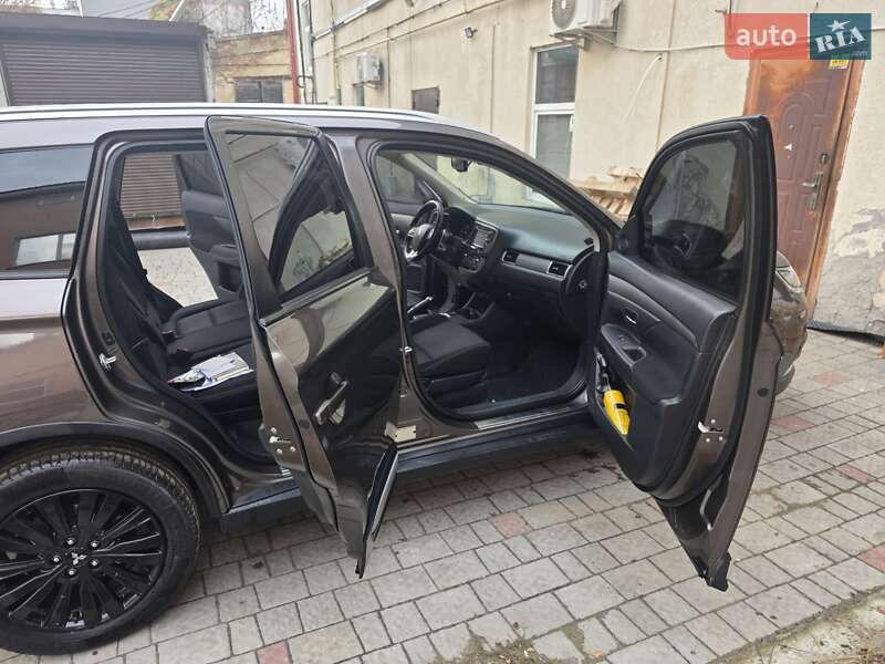 Позашляховик / Кросовер Mitsubishi Outlander 2016 в Львові