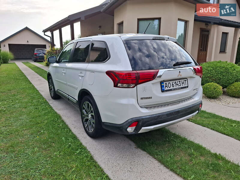 Позашляховик / Кросовер Mitsubishi Outlander 2016 в Ужгороді