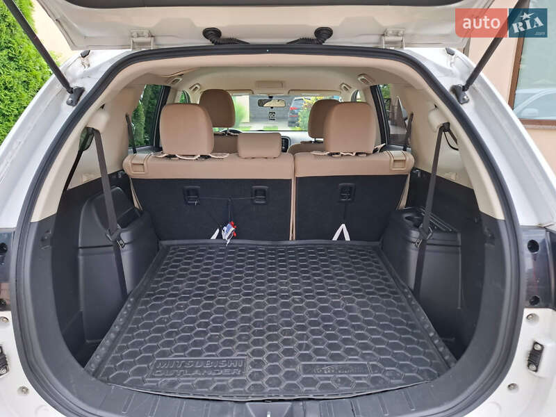 Позашляховик / Кросовер Mitsubishi Outlander 2016 в Ужгороді