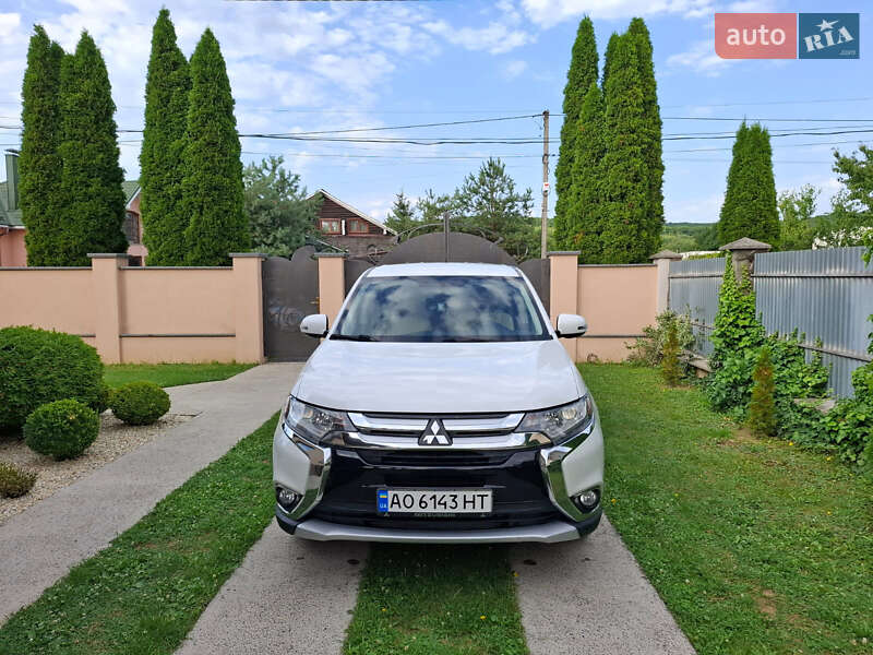 Позашляховик / Кросовер Mitsubishi Outlander 2016 в Ужгороді