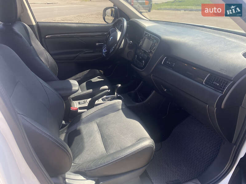 Внедорожник / Кроссовер Mitsubishi Outlander 2015 в Киеве