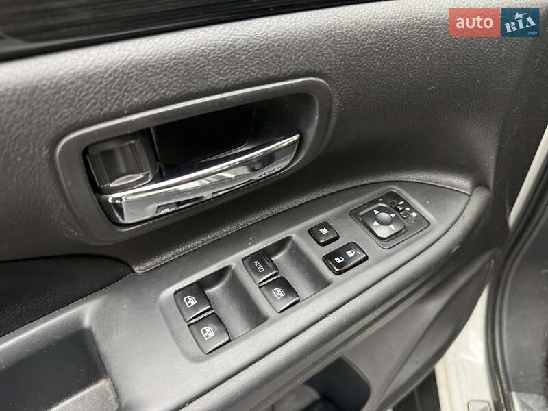 Внедорожник / Кроссовер Mitsubishi Outlander 2015 в Киеве