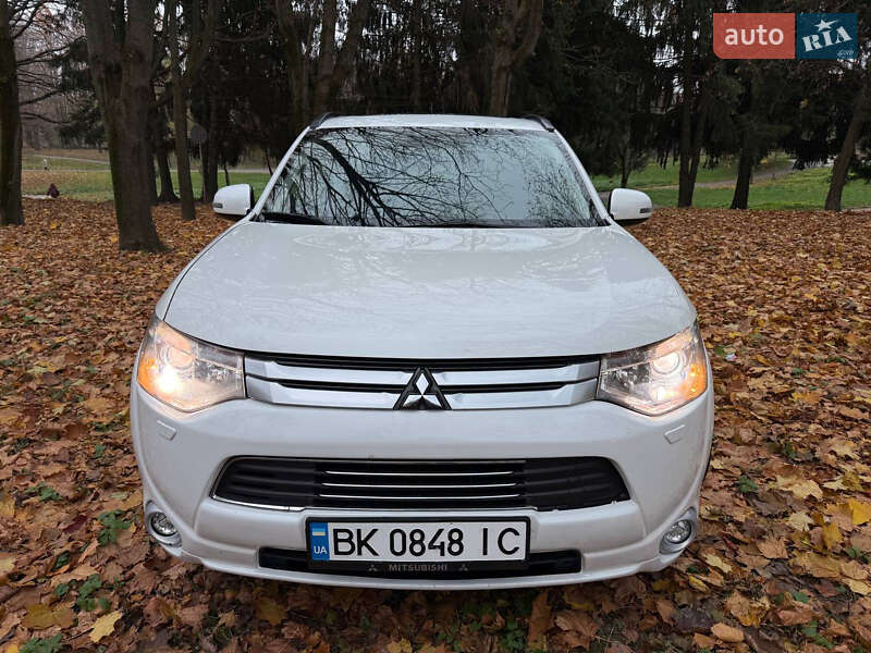 Внедорожник / Кроссовер Mitsubishi Outlander 2012 в Ровно