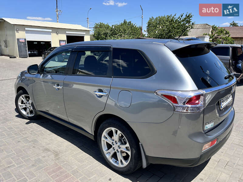 Внедорожник / Кроссовер Mitsubishi Outlander 2013 в Одессе