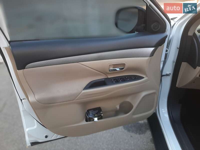 Внедорожник / Кроссовер Mitsubishi Outlander 2017 в Одессе