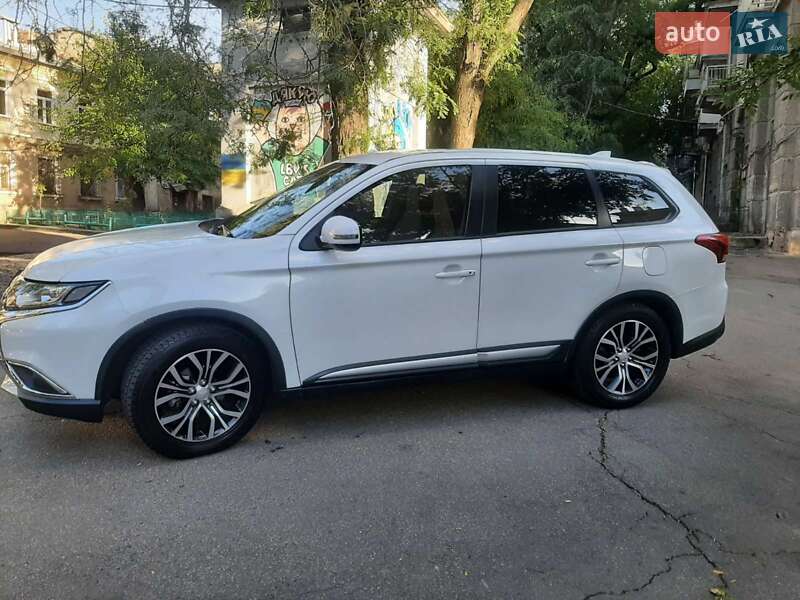 Внедорожник / Кроссовер Mitsubishi Outlander 2017 в Одессе