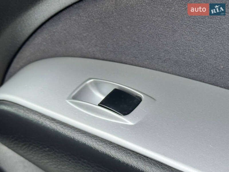 Позашляховик / Кросовер Mitsubishi Outlander 2006 в Охтирці