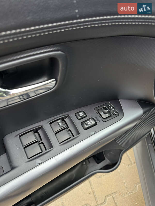 Позашляховик / Кросовер Mitsubishi Outlander 2012 в Києві