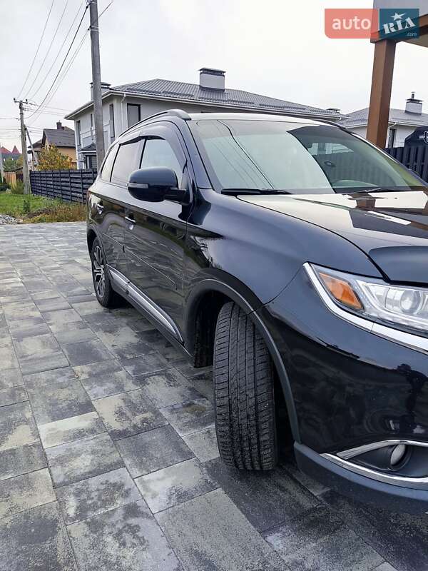 Внедорожник / Кроссовер Mitsubishi Outlander 2016 в Киеве