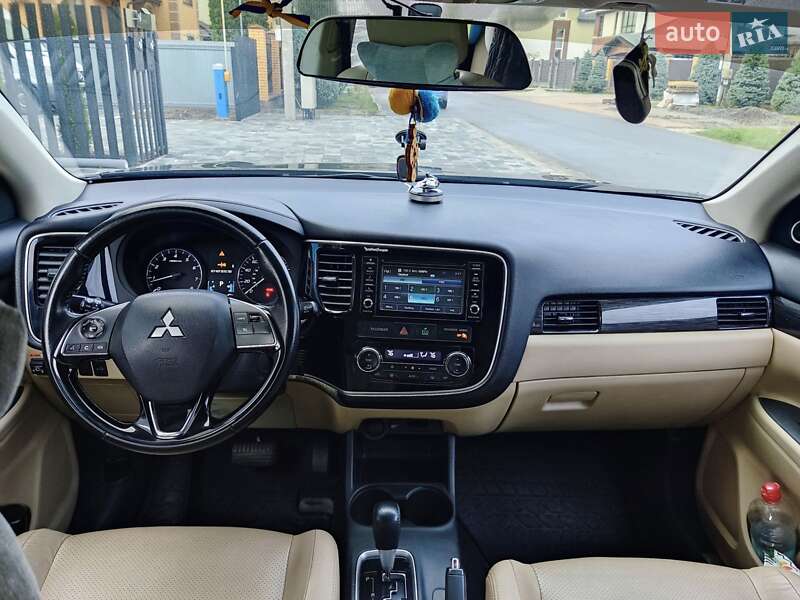 Внедорожник / Кроссовер Mitsubishi Outlander 2016 в Киеве