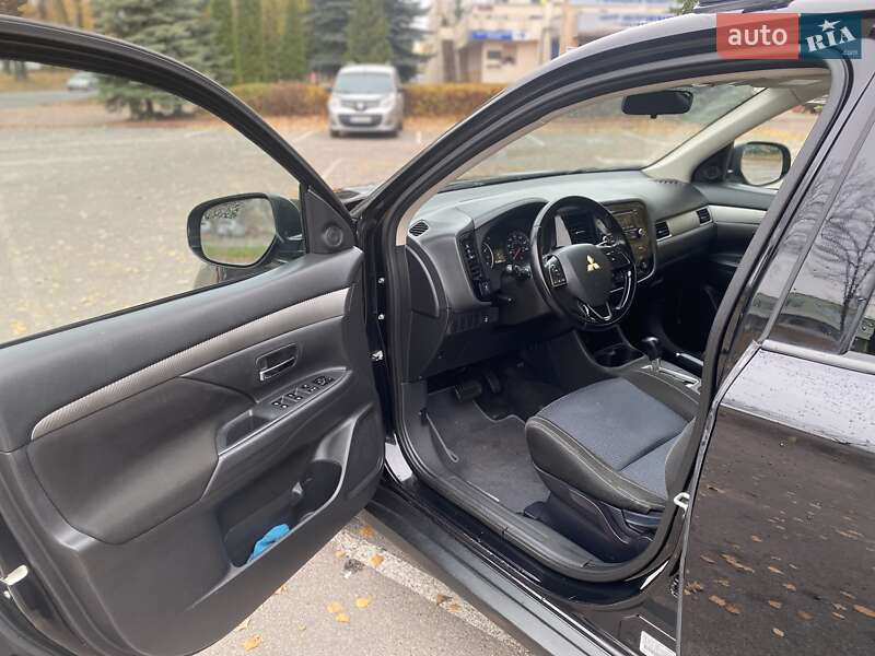 Внедорожник / Кроссовер Mitsubishi Outlander 2016 в Виннице