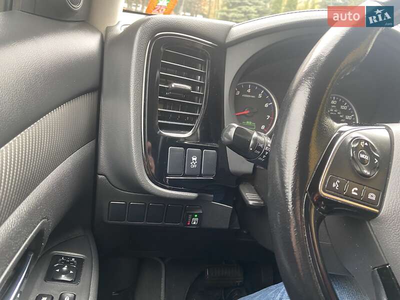 Внедорожник / Кроссовер Mitsubishi Outlander 2016 в Виннице