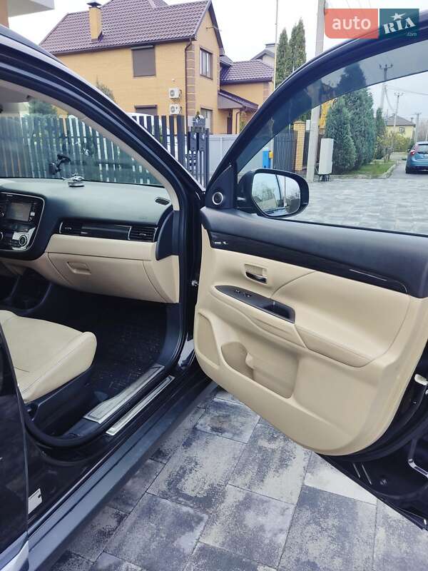 Внедорожник / Кроссовер Mitsubishi Outlander 2016 в Киеве